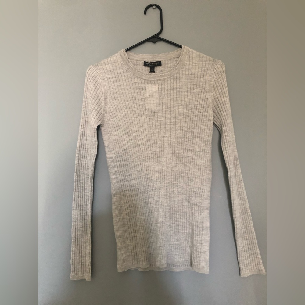 Banana Republic merino wool sweater top. Grey. Cute Scalloped neck. NWT